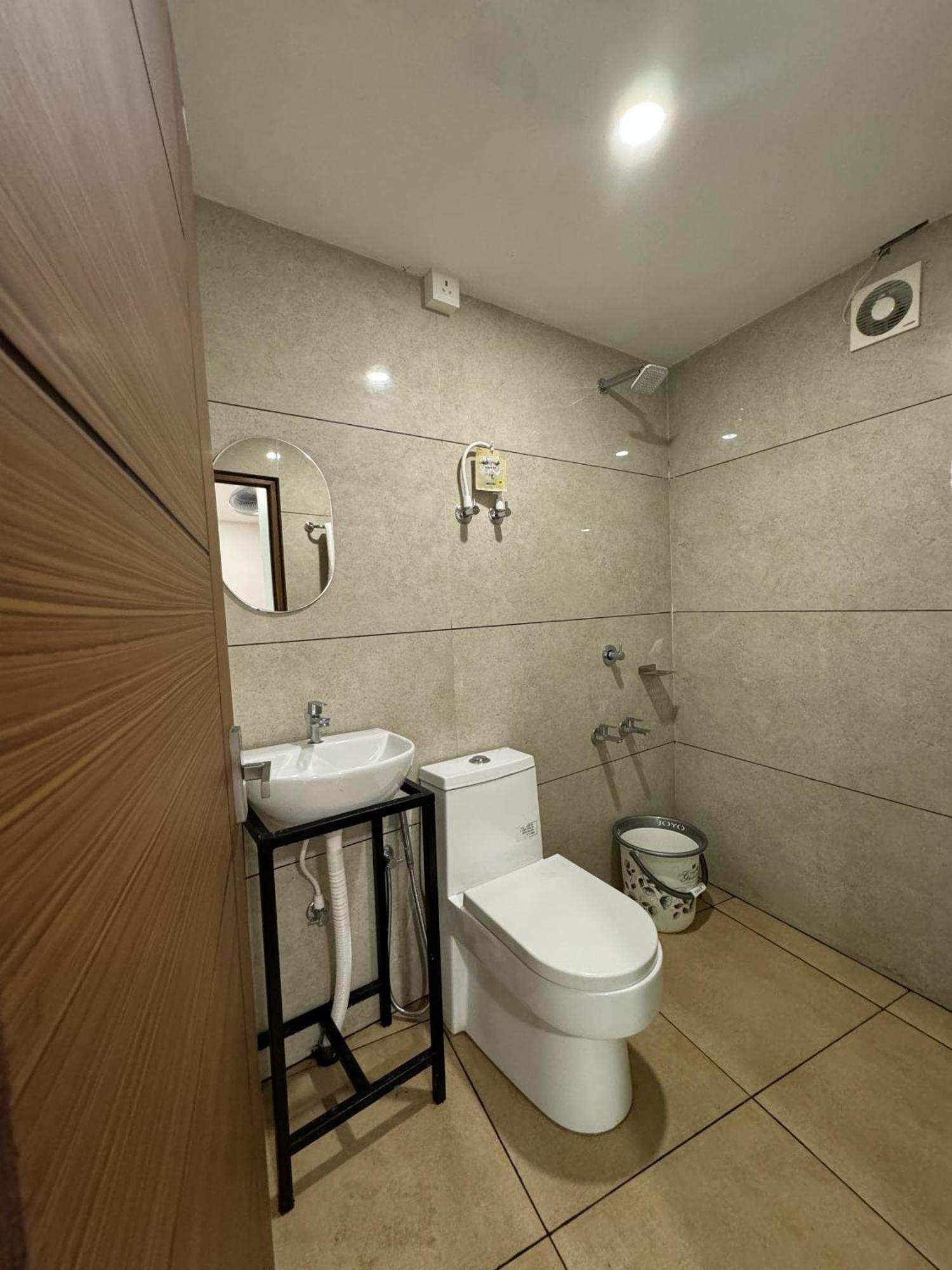 Amsher Suit Lulu Mall Road Hotel Kochi Exterior photo